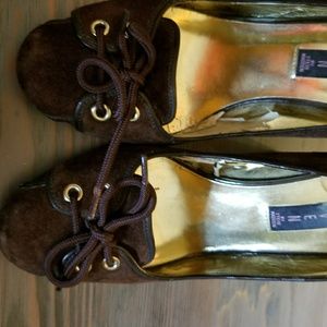 Brown funky pump with tie design